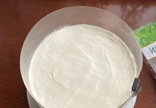 1. Этап. Шадлав: Таким образом, соберите торт. Сверху так же можно нанести любую из начинок ( у меня это сливочно- чесночная). Готовый торт поставьте в холодильник на 2-3 часа для стабилизации.