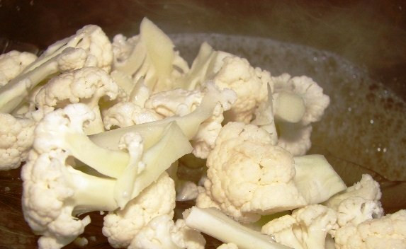 1. Этап. Гороховый суп с капустой: Когда картофель будет почти готов, добавьте в суп соцветия цветной капусты.