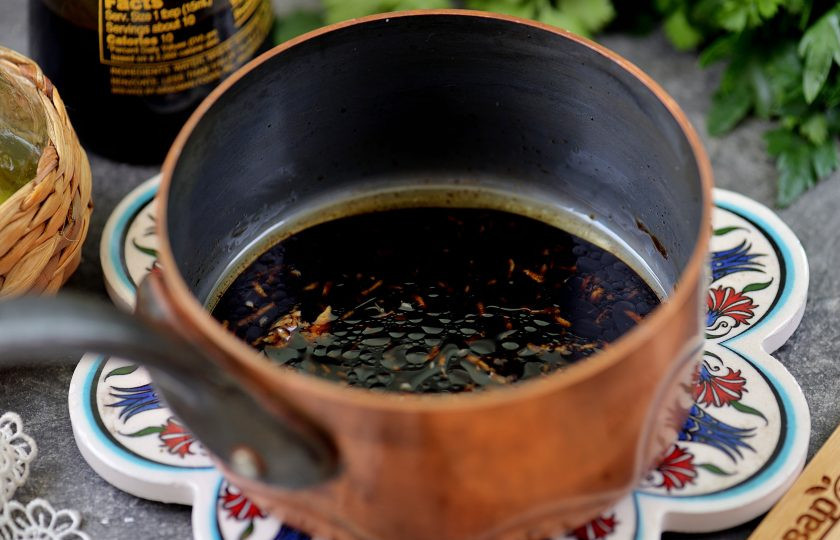 1. Этап. Холодная закуска из куриных сердечек в чесночно-соевом соусе: В маленький сотейник влейте соевый соус, оливковое масло, белый 6% уксус и острый соус по вкусу, добавьте измельченный чеснок. Поставьте на тихий огонь, проварите около минуты. Я еще добавляю совсем немного сахара для баланса вкуса соуса.