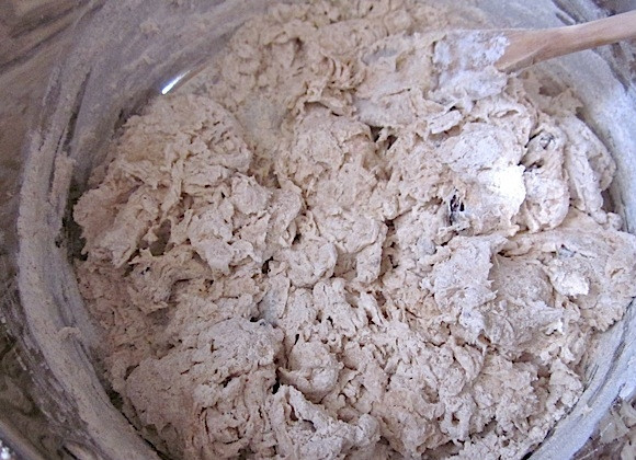 1. Этап. Хлеб с оливками: 4. Добавьте еще немного воды, чтобы тесто не выглядело сухим.