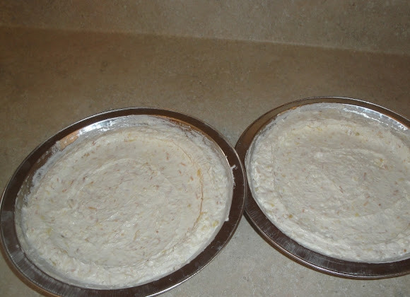 1. Этап. Творожный десерт с тропическими фруктами: 4. Выложите творожную массу в две формы, разровняйте и отправьте в холодильник на 2 часа, а после еще на 1,5 часа в морозилку.