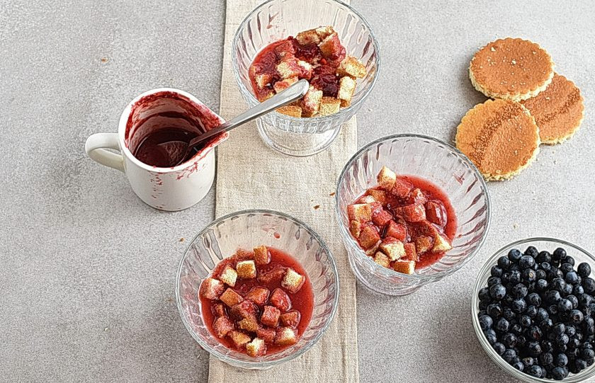 1. Этап. Десерт из мороженого: Разложите по креманкам и полейте малиновым соусом.