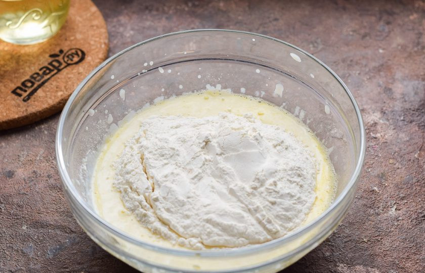 1. Этап. Блинчики с яйцом и луком: Снова все взбейте миксером и добавьте пшеничную муку.