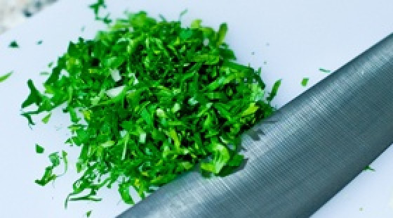 1. Этап. Чихиртма из курицы: Моем и нарезаем зелень.