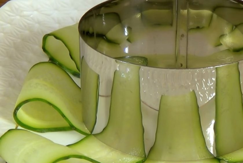 1. Этап. Салат Интересный: 2. Заправьте салат майонезом, посолите и поперчите по вкусу. При помощи ножа для овощей вырежьте из огурца длинные полоски и сервируйте салат при помощи кулинарного кольца.