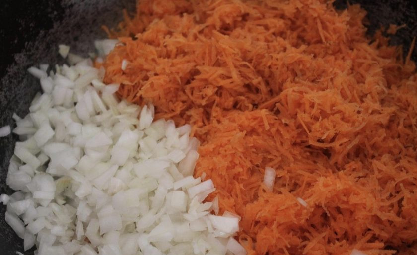 1. Этап. Соевый шницель: Очистите морковь и лук. Морковь мелко натрите, лук мелко нарежьте. Обжарьте овощи на разогретой с маслом сковороде. Пассеруем минут 10-15.
