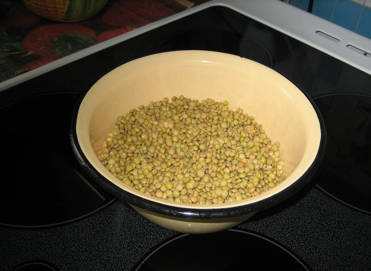 1. Этап. Постные котлеты из чечевицы: Как видите, чечевица впитала воду и увеличилась в размерах. Хорошо, конечно, если чечевица чищеная, а то еще может случиться так, что придется избавляться от мелких чешуек. Четыре небольшие луковицы порежьте мелкими кубиками и обжарьте до мягкости и золотистого цвета, дайте остыть.