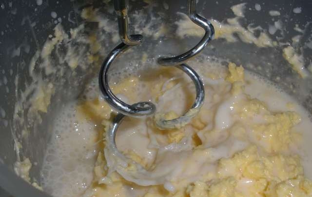 1. Этап. Домашнее сливочное масло: Взбивайте сливки миксером на самой высокой скорости. Хорошо подойдет насадка для замеса теста. Первые пятнадцать минут ничего не будет происходить. Затем на ваших глазах от сливок отделится пахта. Это жидкость, которая очень похожа на сыворотку. В дальнейшем ее можно использовать для выпечки. Пахту необходимо слить.