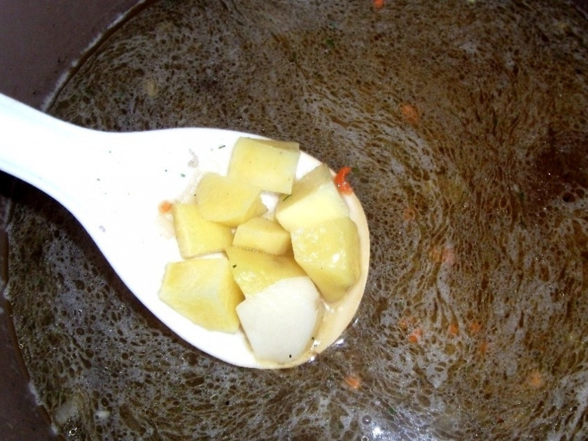 1. Этап. Суп из кильки: 3. Когда мясо будет готово, отправляем в бульон картофель.