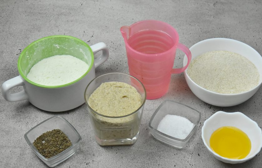 1. Этап. Литовский хлеб: Подготовьте продукты для приготовления хлеба. Пшеничную муку можно взять 1 сорта. Вместо меда можно использовать патоку или солодовый сироп.