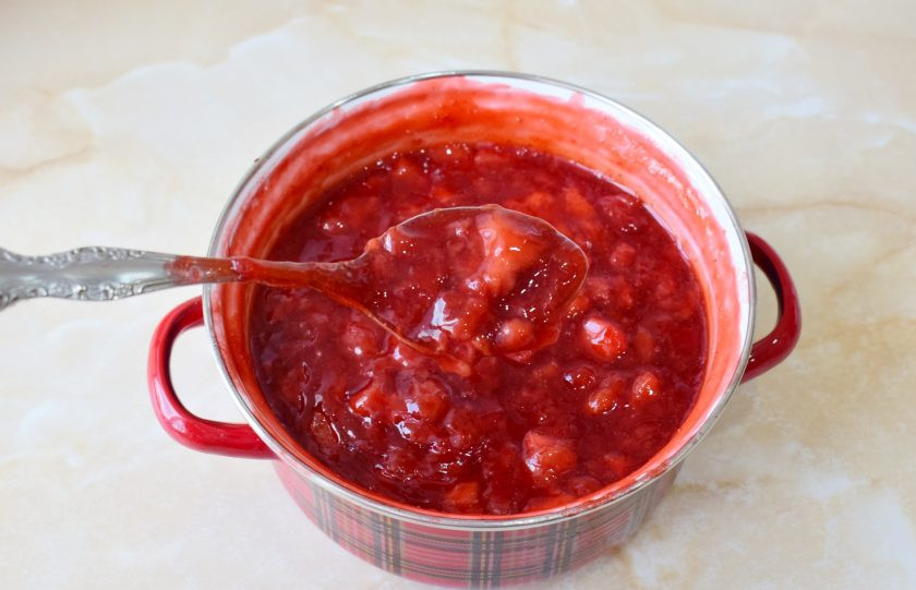 1. Этап. Варенье из клубники с кукурузным крахмалом: Постепенно варенье немного загустеет. Учитывайте, что после полного остывания оно станет еще гуще.