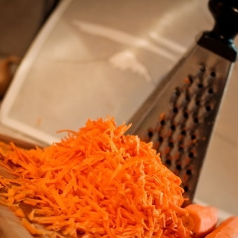 1. Этап. Салат из печени: Морковь чистим и крупно натираем.