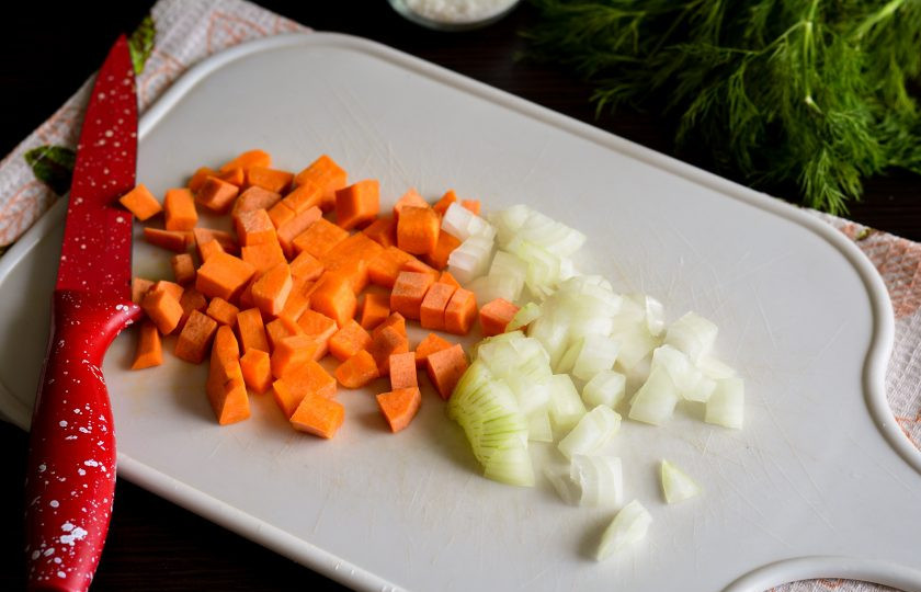 1. Этап. Грибной холодный суп на воде: Нарежьте средними кубиками лук и морковку.