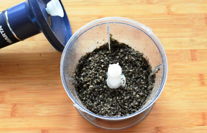 1. Этап. Вегетарианские фрикадельки с соусом песто: Пробейте блендером в крошку.