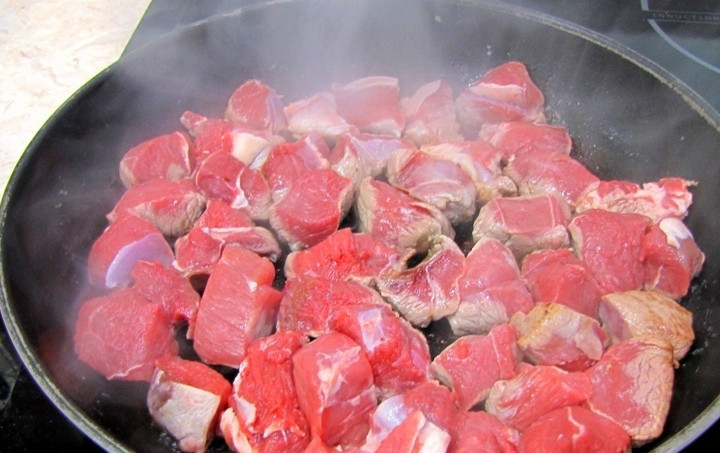 1. Этап. Соус из баранины с картошкой: Первым делом мы промываем баранину и нарезаем ее кубиками с шириной в 2 см, выкладываем мясо на бумажное полотенце, чтобы оно подсохло. Ставим сковороду на сильный огонь и разогреваем в ней растительное мясо. Обжариваем баранину на сольном огне (мясо должно лежать в один слой) до золотистой корочки.