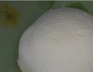 1. Этап. Домашний сыр из кефира: 2. Отцеживаем сыворотку (должно получится примерно 500 мл) и оставим ее на два дня бродить. Творожок же можете скушать.