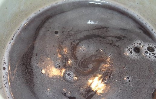 1. Этап. Желе из варенья с желатином: В кастрюлю в вареньем переливаем желатин, перемешиваем все и еще раз нагреваем массу, но не доводим ее до кипения.