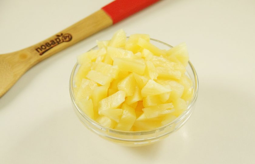 1. Этап. Салат Ананас: 6. С ананасов слейте жидкость.