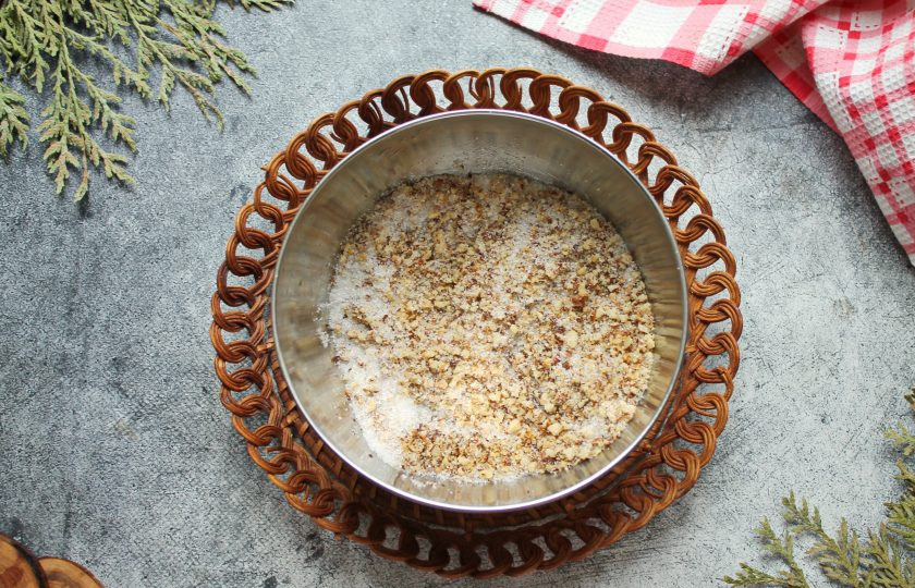 1. Этап. Ботлихский пирог: Грецкие орехи поджарьте в сухой сковороде, остудите и измельчите. Добавьте к орехам сахар и перемешайте.