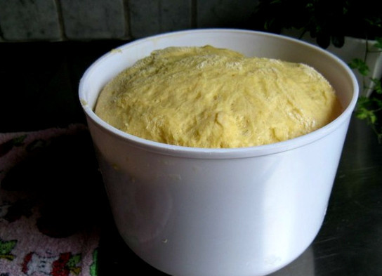 1. Этап. Тесто на пончики: Кладем тесто в тазик или кастрюльку, накрываем полотенцем и относим в теплое место на полчаса. Там оно должно подняться, как минимум, вдвое.