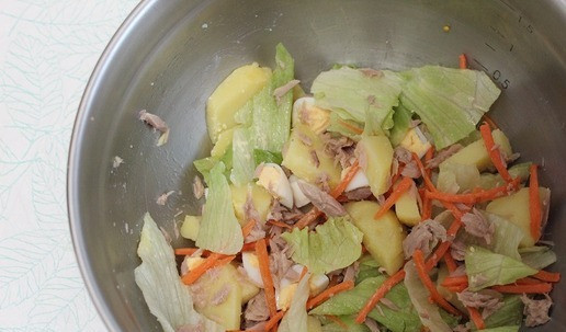 1. Этап. Салат с тунцом и горячей заправкой: Перемешать аккуратно.