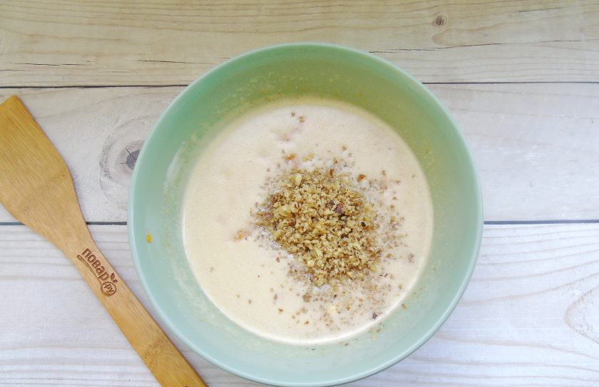 1. Этап. Пирог с тыквой и курагой: Грецкие орехи подсушите в духовке или на сухой сковороде. Измельчите любым способом и добавьте в тесто.