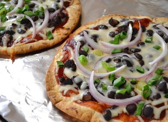 1. Этап. Мини-пицца из тортильи: 7. Подавайте готовые мини-пиццы сразу после запекания. Приятного аппетита!