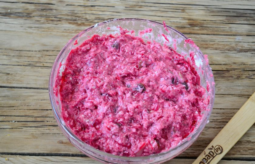 1. Этап. Свекольные сырники в духовке: Хорошенько все перемешайте и добавьте половину муки, снова перемешайте. Если нужно, добавьте остальную муку, но масса не должна получиться слишком густой.