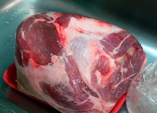 1. Этап. Запеченное мясо в духовке: Мясо помыть и обсушить.