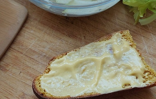 1. Этап. Манговый Верзила с котлетой из индейки: Приступаем к сборке. Нижнюю булку намазываем соусом.