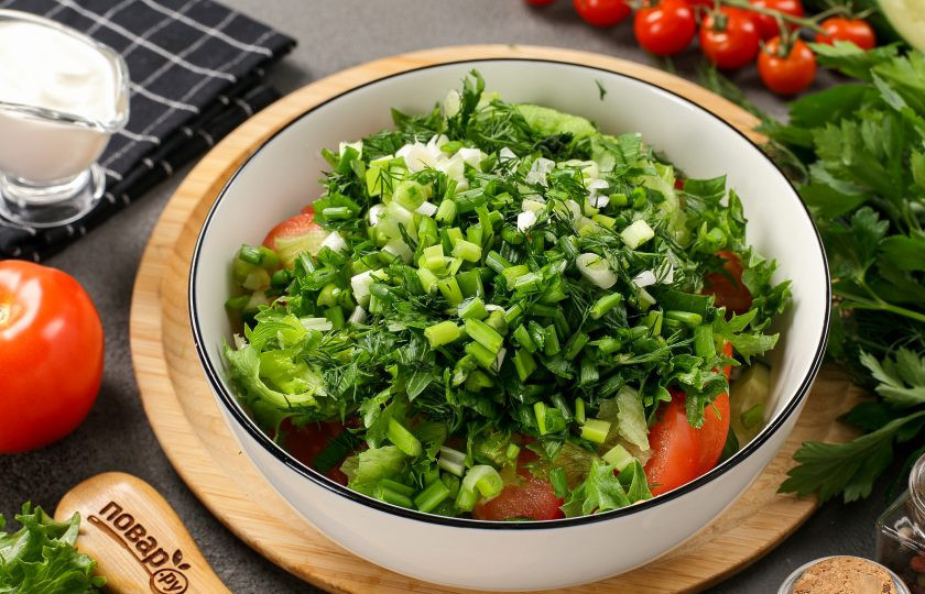 1. Этап. Салат из помидоров и огурцов со сметаной: Добавьте к овощам измельчённую свежую зелень. Зелень можете взять любую по вкусу, ориентируйтесь на свои предпочтения.