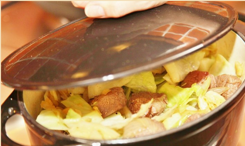 1. Этап. Жаркое по-ланкаширски: 4. Когда капуста немного опустится, выкладываем картофель и мясо. Солим, перчим по вкусу. Закрываем крышкой и держим на маленьком огне час.