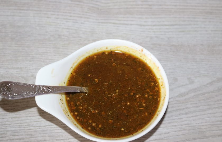 1. Этап. Маринад для свиной рульки в духовке: Хорошо перемешайте маринад. Добавьте немного соли.