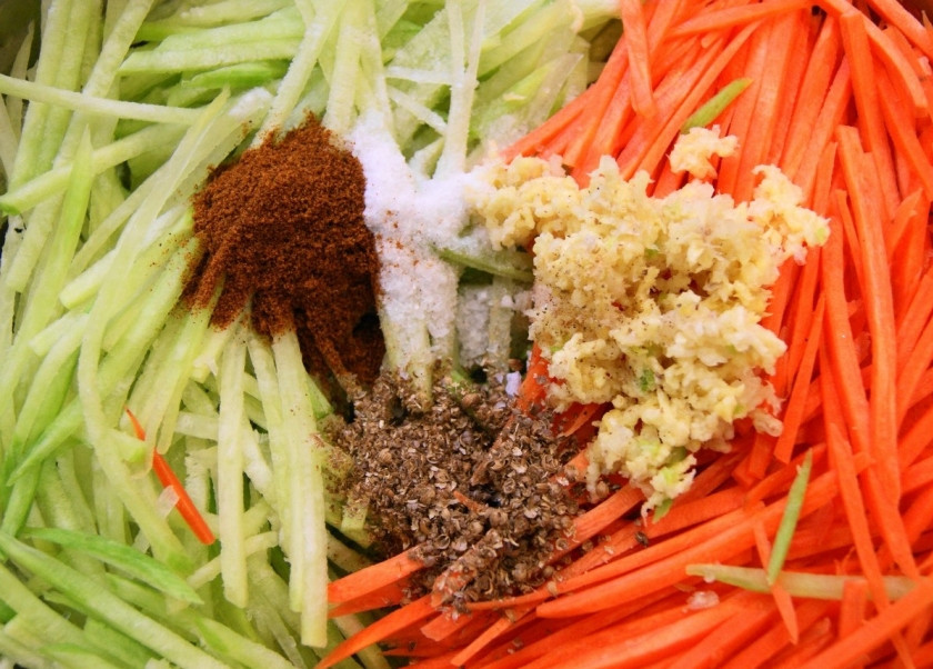 1. Этап. Редька маргеланская: 3. Добавляем мелко нарезанный или выдавленный чеснок и специи.