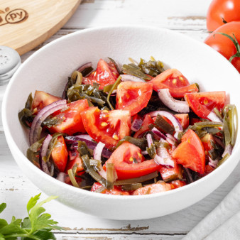 Салат с морской капустой и помидорами