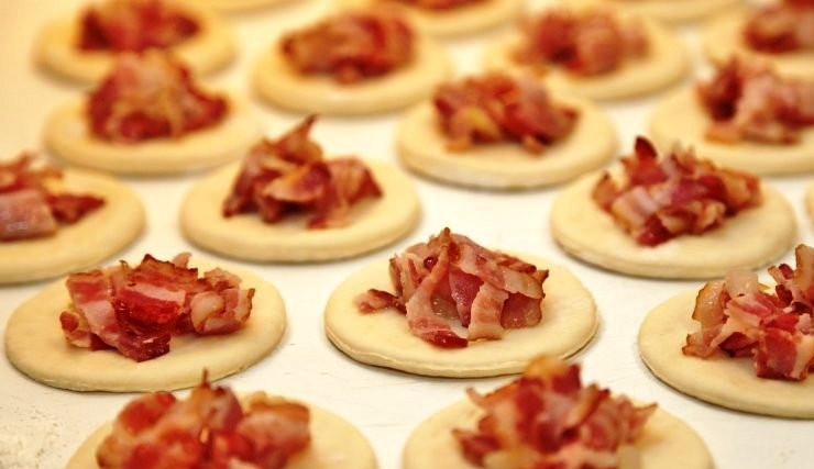 1. Этап. Пирожки со шпиком: На каждый вырезанный кружок выкладываем немного начинки.