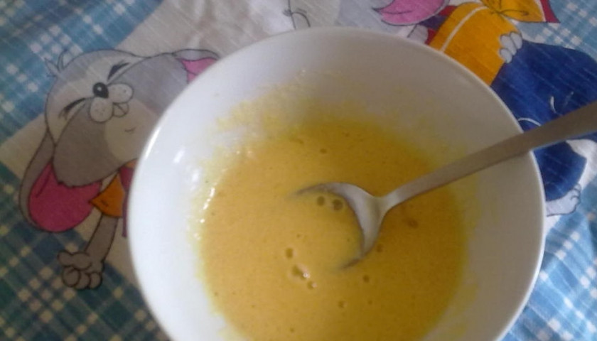 1. Этап. Манные клецки: Добавьте к яйцу манную крупу, посолите. Все хорошенько перемешайте.