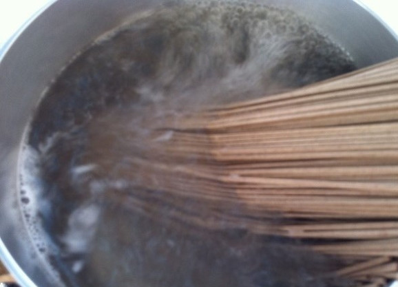 1. Этап. Соба с овощами и грибами: 2. Вскипятите воду в кастрюле и отварите в ней лапшу в течение 6 минут. Затем её промойте.