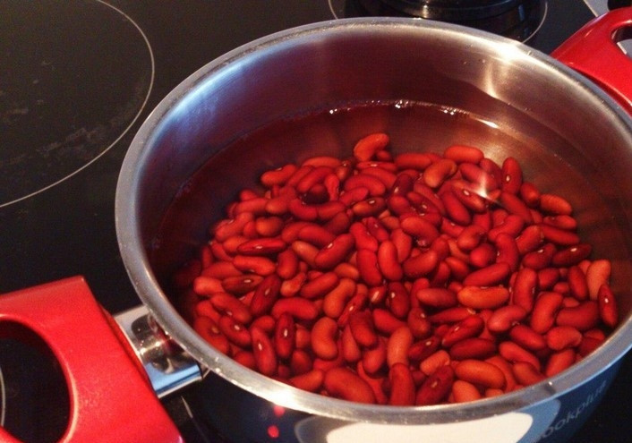 1. Этап. Фасоль по-мексикански: 1. Перед тем, как приготовить фасоль по-мексикански, замочите ее на ночь в холодной воде. Затем варите, периодически подливая воду, на протяжении 2 часов.