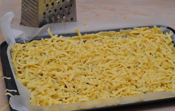 1. Этап. Венское печенье: Оставшееся немного подмерзшее тесто натираем на крупной терке поверх джема. Ставим противень в духовку, разогретую до 200 градусов, и выпекаем 20-25 минут.