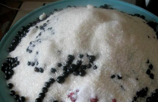 1. Этап. Варенье из смородины с малиной: Теперь перекладываем малину в широкую кастрюлю или таз и посыпаем ее сахаром, оставляем на час пускать сок. По истечении времени выкладываем в таз смородину и посыпаем ее оставшимся сахаром.