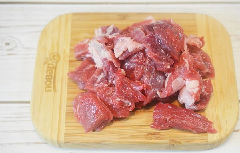 1. Этап. Говядина, тушенная с грибами и бренди-соусом: 1. Говядину помойте и нарежьте на кусочки.