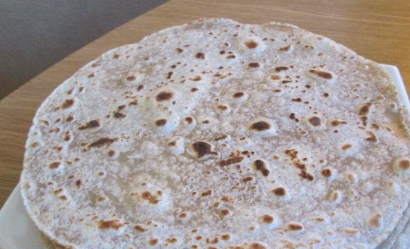 1. Этап. Лепешки на сковороде: 5. Аналогичным способом необходимо поджарить все остальные лепешки. По желанию готовые лепешки на сковороде в домашних условиях можно смазать сливочным маслом. Также сверху на еще горячие лепешки можно посыпать немного тертого сыра. Сухие лепешки, правда, хранятся намного дольше.