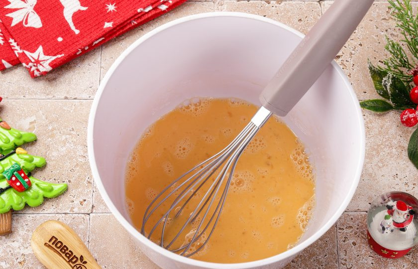 1. Этап. Новогодний торт Зеленая Змея: Яйца взбейте венчиком или просто вилкой.