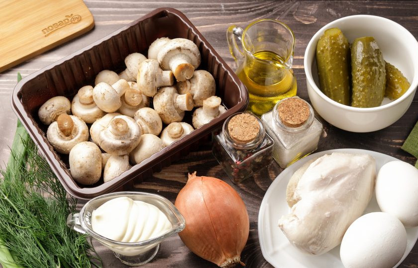1. Этап. Салат с курицей, грибами и маринованными огурцами: Подготовьте все ингредиенты. Грудку отварите заранее и оставьте остывать в бульоне. Яйца так же лучше отварить заранее и дать остыть.