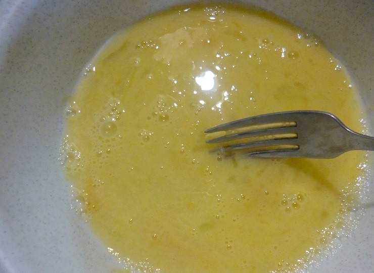 1. Этап. Быстрые пирожки из лаваша: 4. В миску разбейте яйца и размешайте их вилкой.