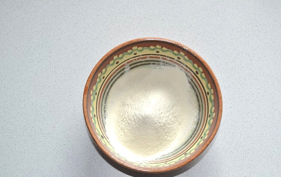 1. Этап. Рулеты с фруктовой начинкой: Муку просейте и не переставая взбивать яйца с сахаром, всыпьте небольшими порциями.