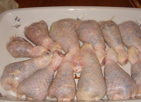 1. Этап. Фаршированная голень курицы с грибами: 5. Я обычно готовлю около 20 ножек и у меня на это уходит около 3 часов. Количество вы выбираете сами.