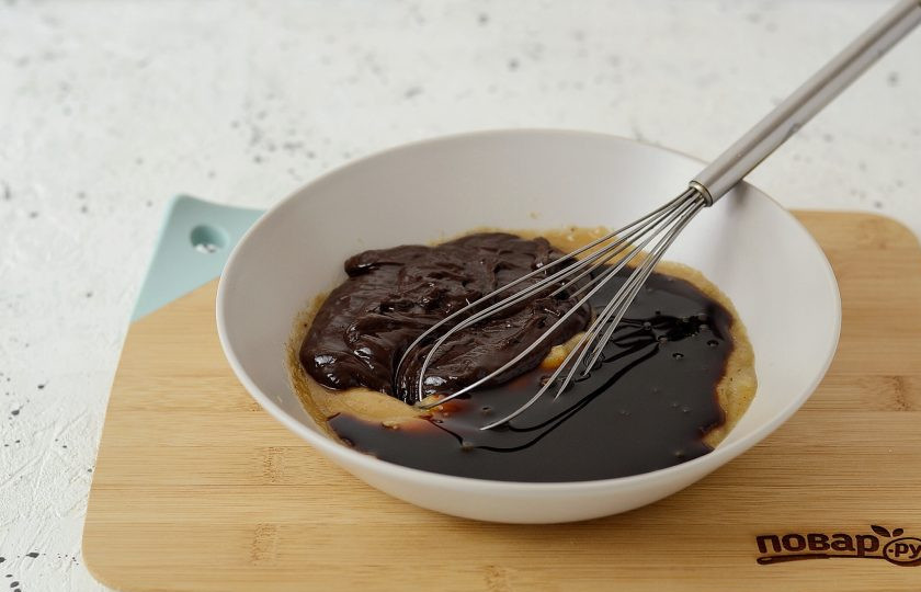 1. Этап. Брауни без глютена: Влейте в миску со фруктовым пюре жидкий подсластитель и растопленный шоколад. Хорошо размешайте.