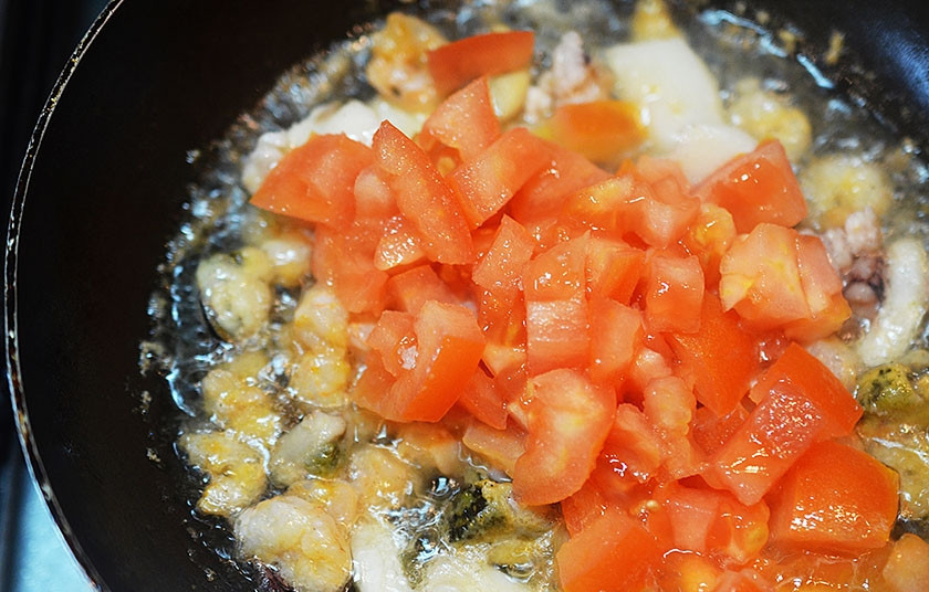 1. Этап. Лазанья с ароматом моря: 9. Добавьте нарезанные кубиком помидоры, вино. Потушите.